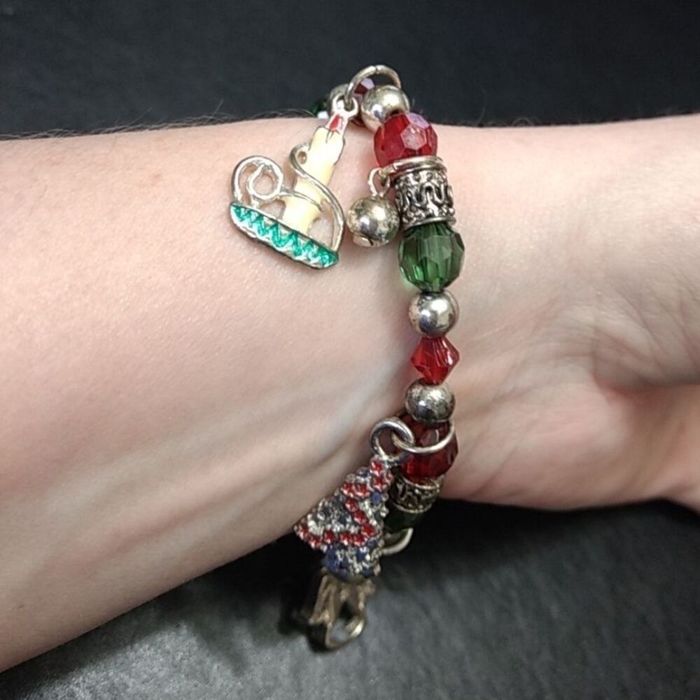 Silver tone holiday charm bracelet 7.5"